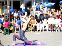 instruktor joge Višnja demonstrira pokrete